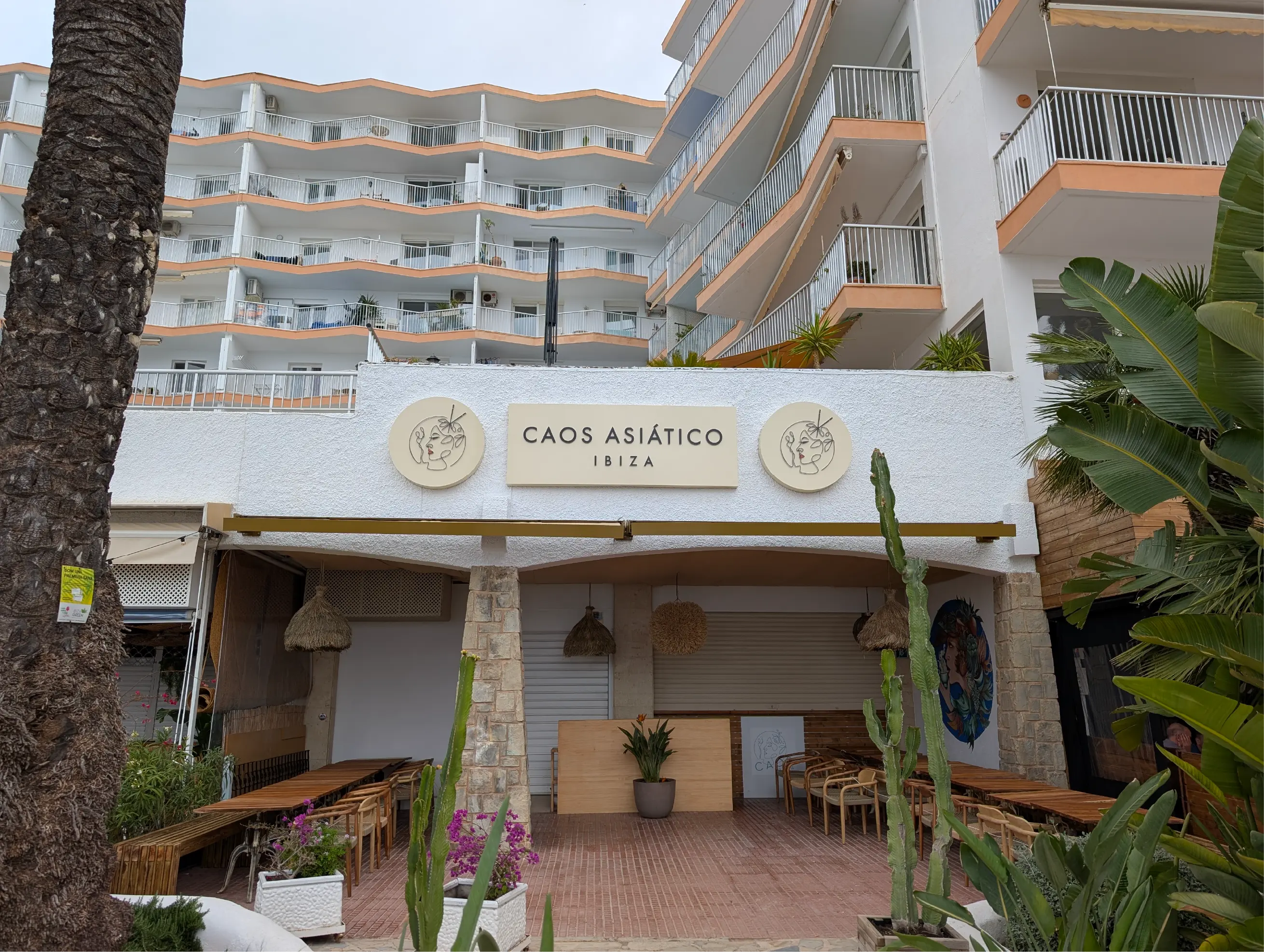 Rótulo fachada Caos Asiático Ibiza — Arcoirisprint